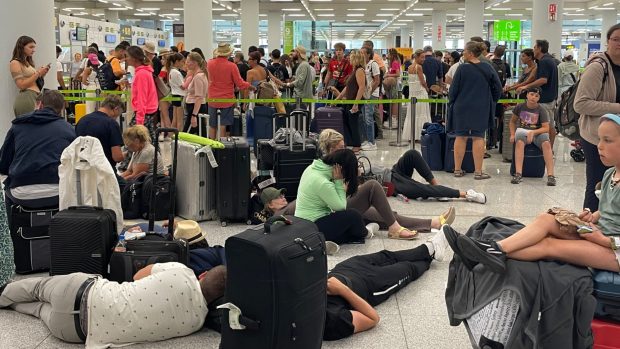 Usuarios del Aeropuerto de Palma durmiendo en el suelo.