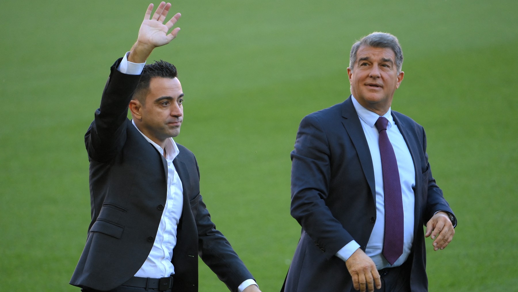Xavi y Laporta anuncian más fichajes. (AFP)