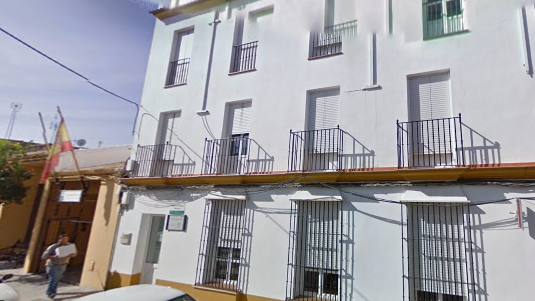 Fachada de la residencia de mayores de Puerto Serrano donde ha tenido lugar el homicidio.