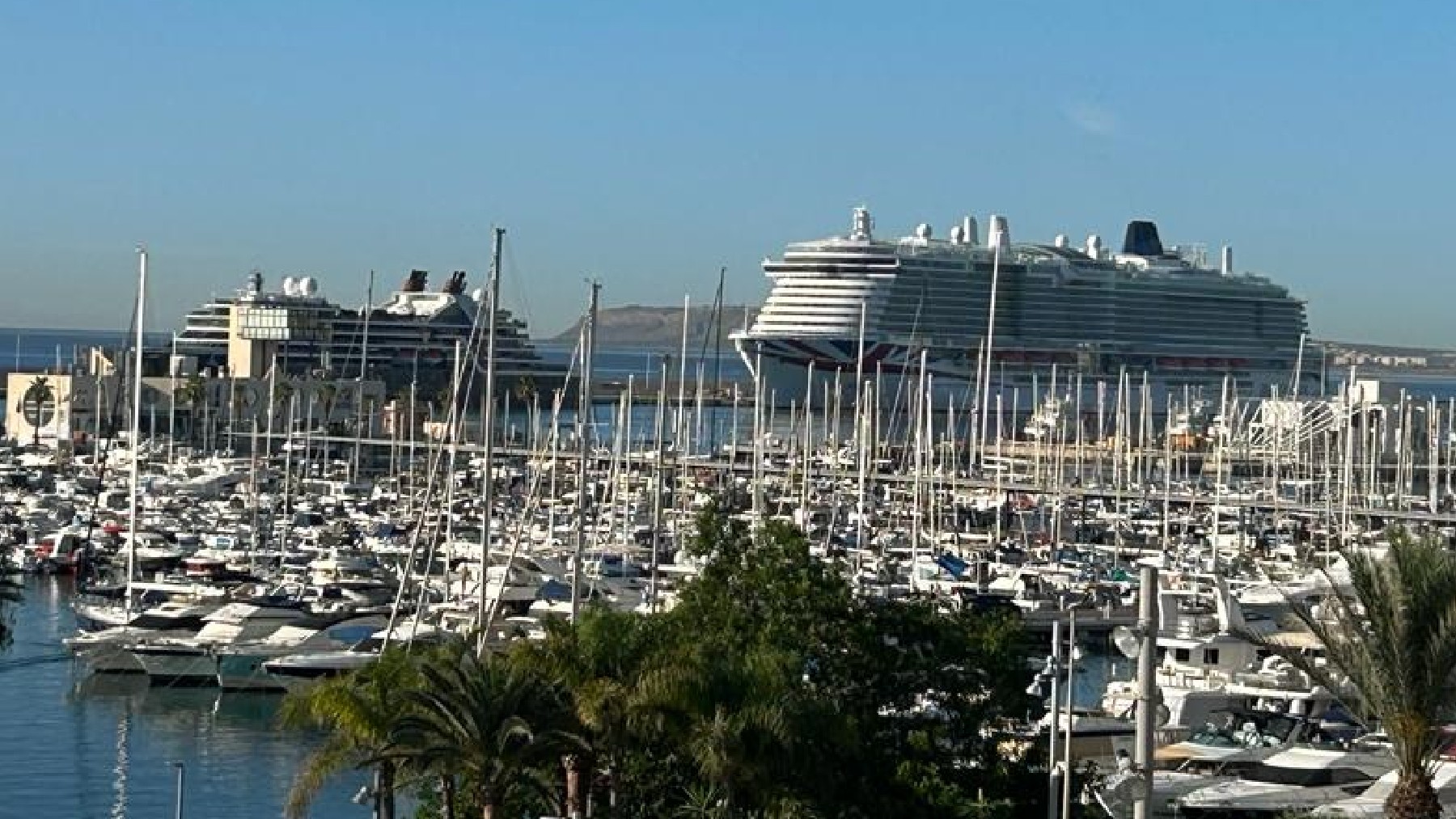 Los dos cruceros este martes en el puerto de Alicante.