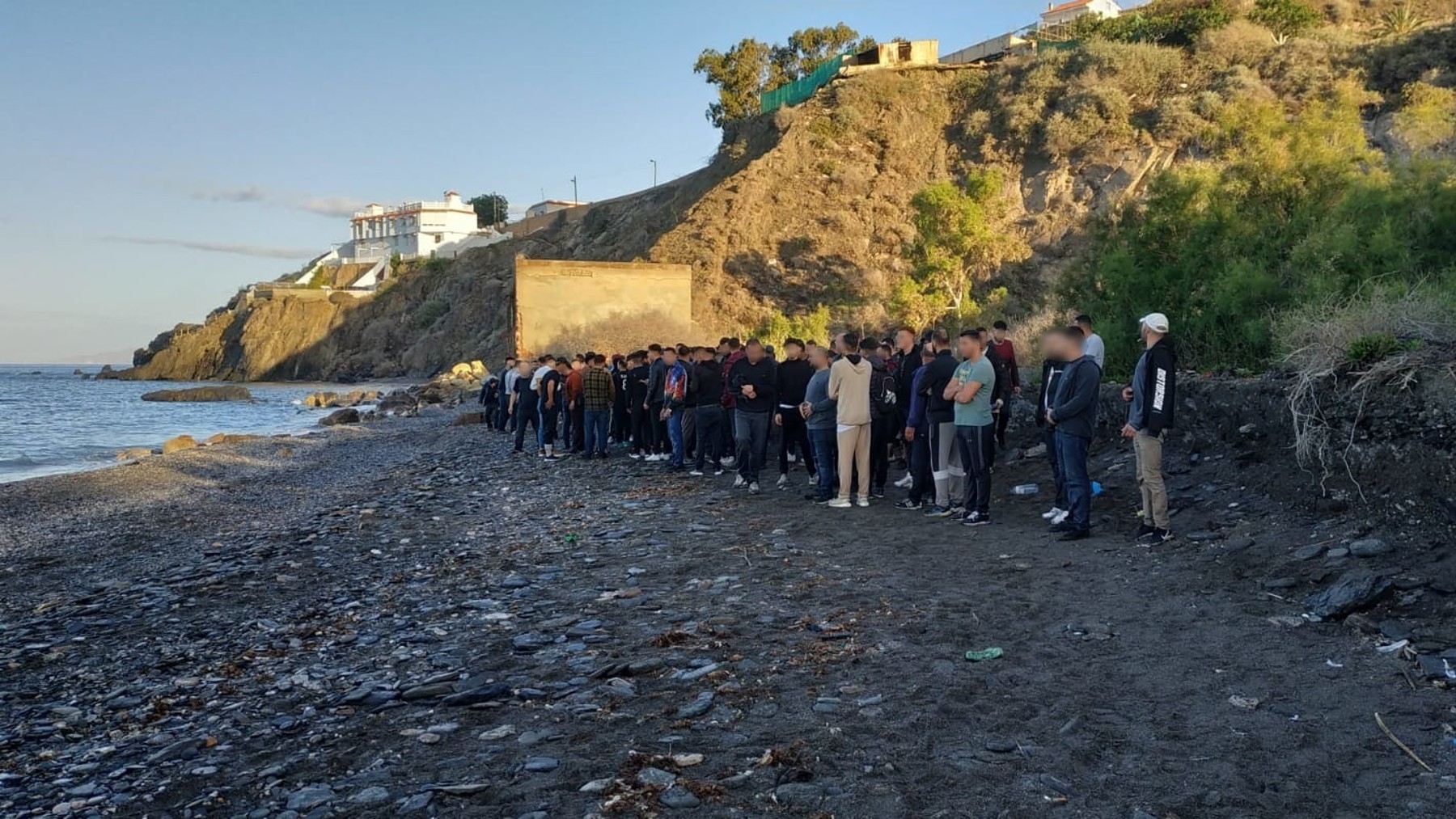 Inmigrantes ilegales en una playa de Adra, en Almería, el pasado mes de junio (AUGC).