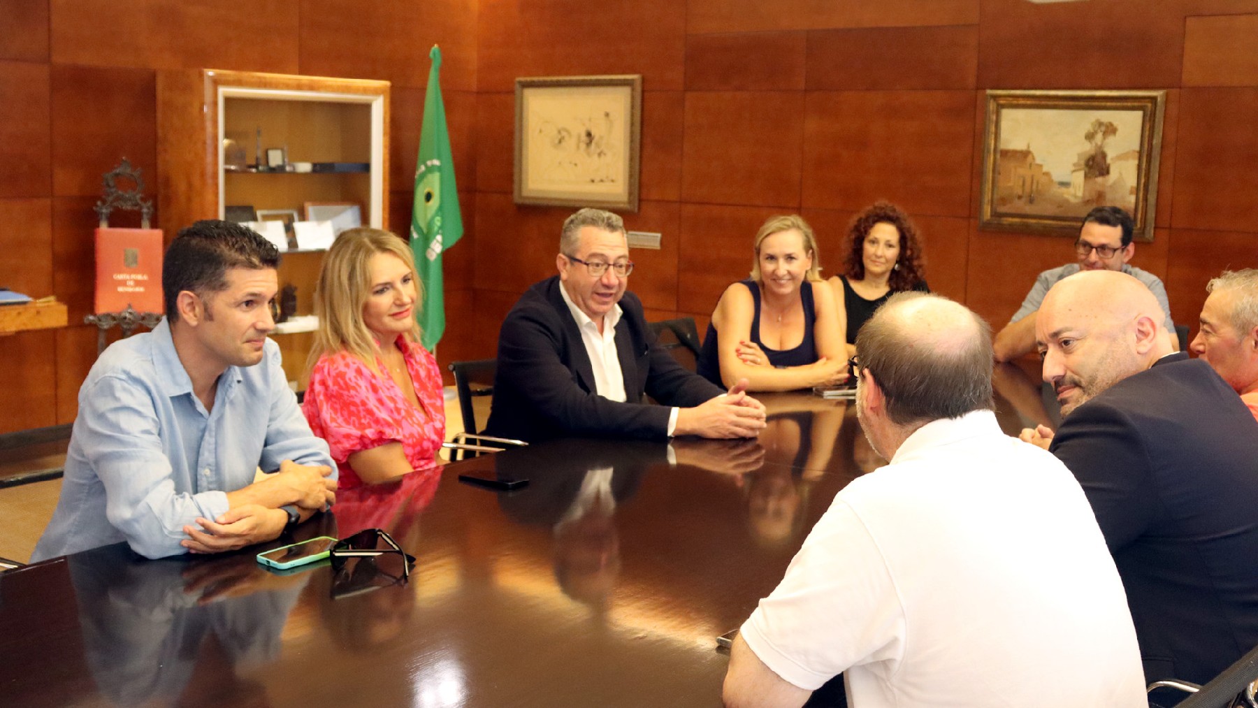 El presidente de la Diputación de Alicante Toni Pérez junto a la actual consejera de Turismo Nuria Montes en una reunión con el sector.