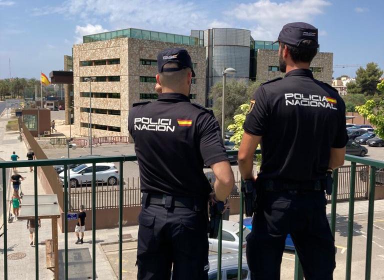 Agentes de la Policía Nacional en Ibiza. POLICÍA NACIONAL