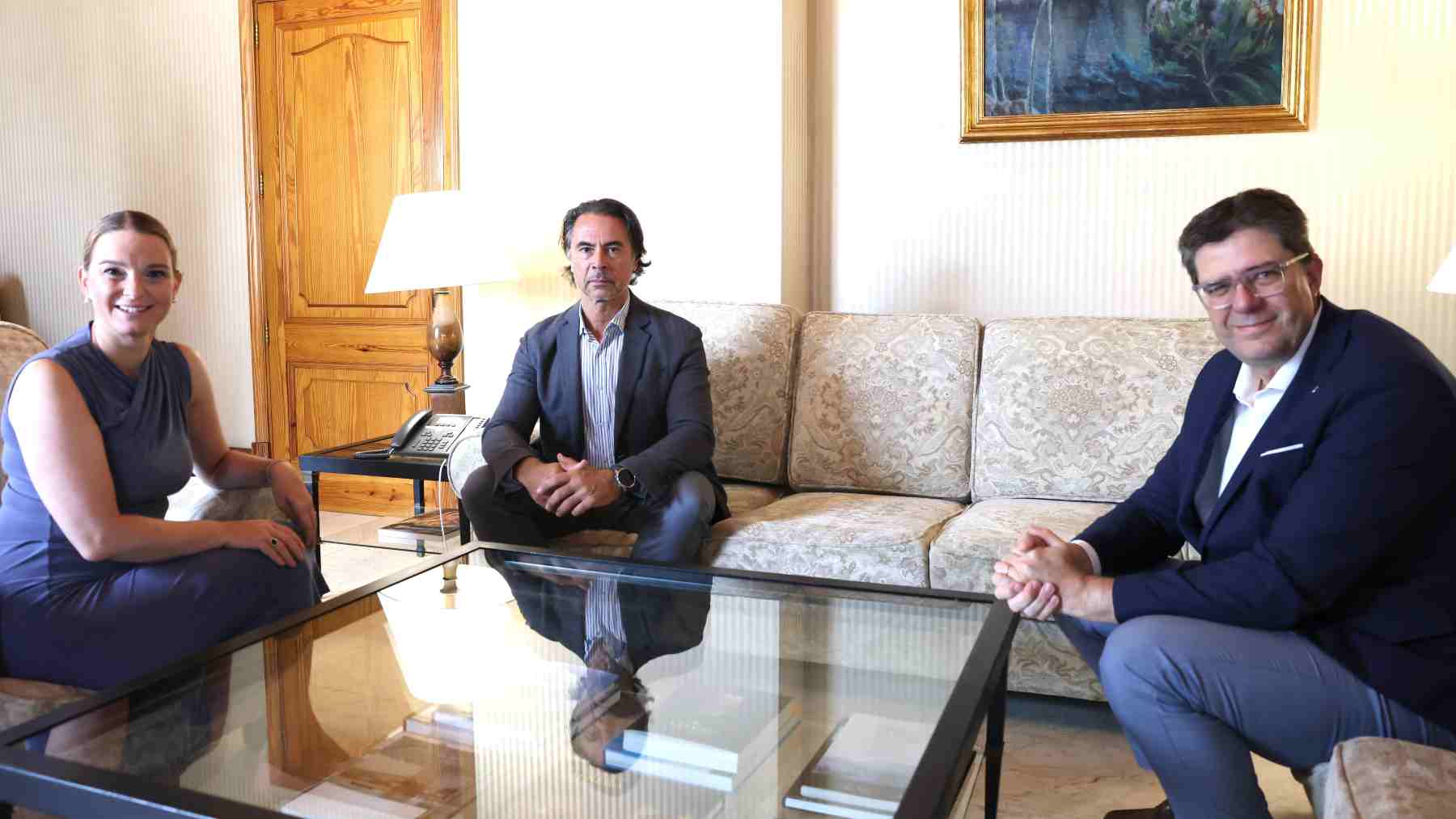 Marga Prohens y el conseller Jaume Bauzà, durante su reunión con el directivo de CLIA, Alfredo Serrano.