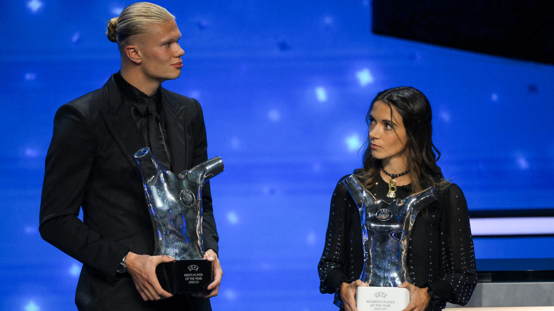 Aitana Bonmatí y Erling Haaland, con los premios a Jugador del Año. (AFP)