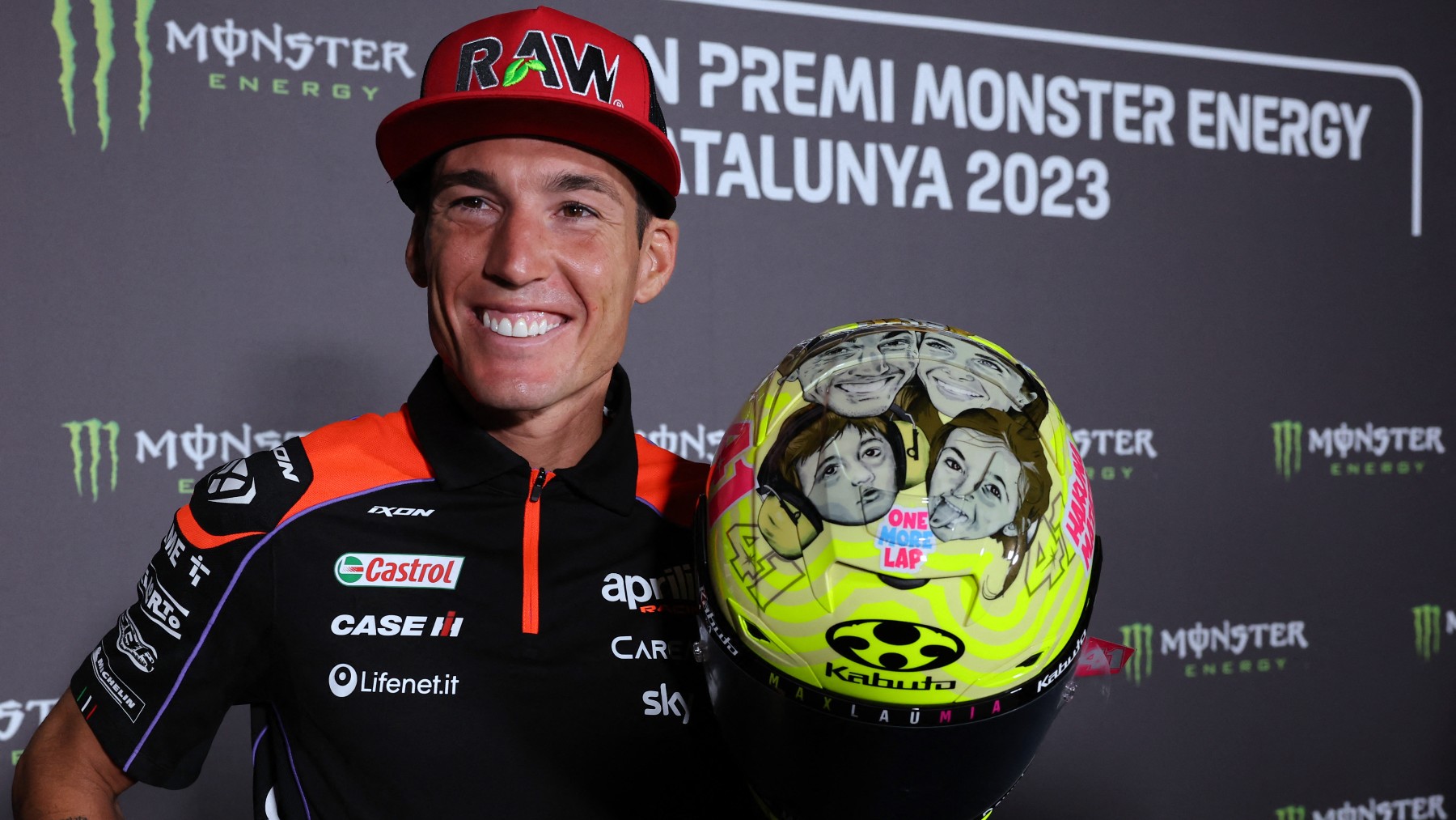 Aleix Espargaró y su casco especial para el GP de Cataluña de MotoGP. (AFP)