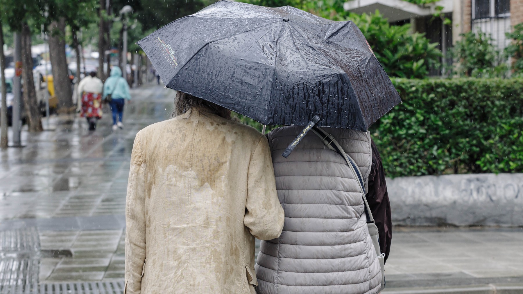 Dos mujeres pasean bajo la lluvia (Foto: Europa Press)