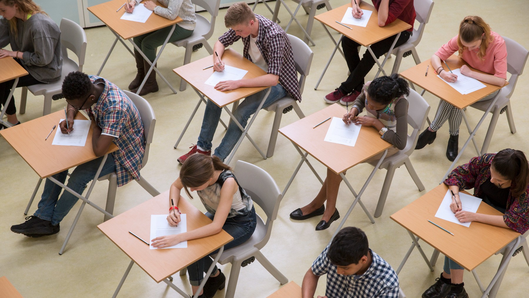 Estudiantes realizando un examen. (Fuente: iStock)
