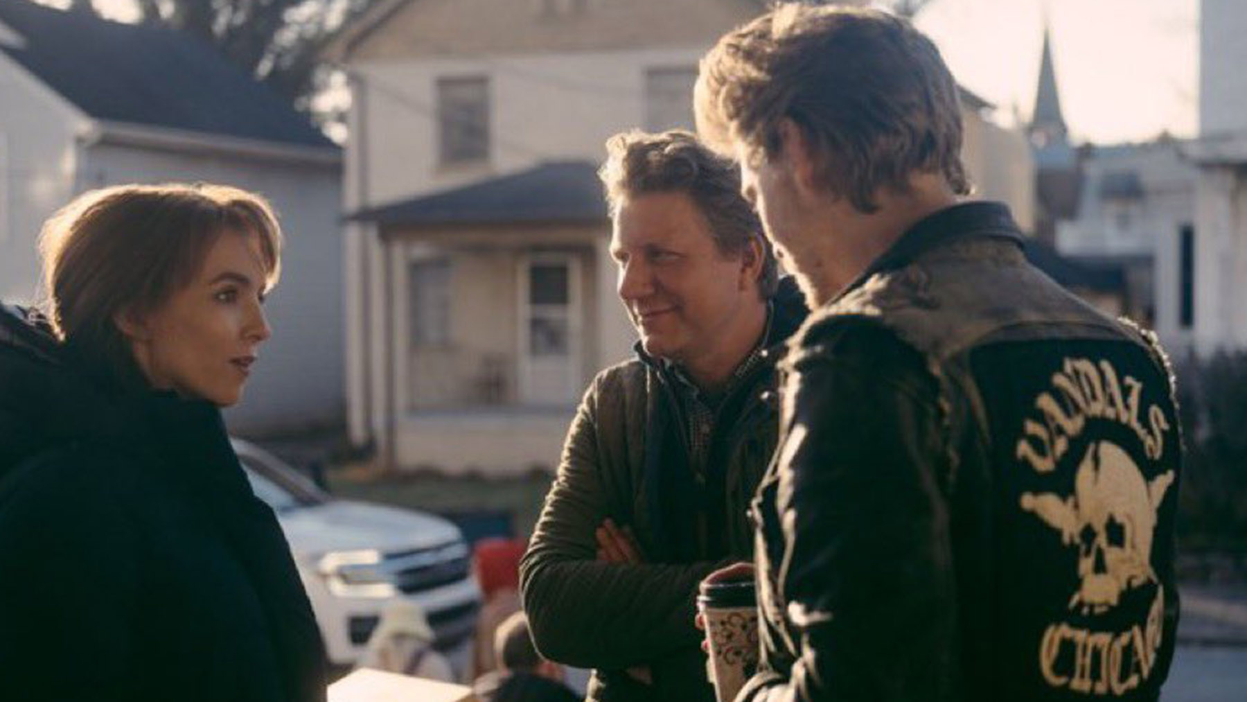 Jodie Comer, Jeff Nichols y Austin Butler en el rodaje de ‘The Bikeriders’ (20th Century Fox)