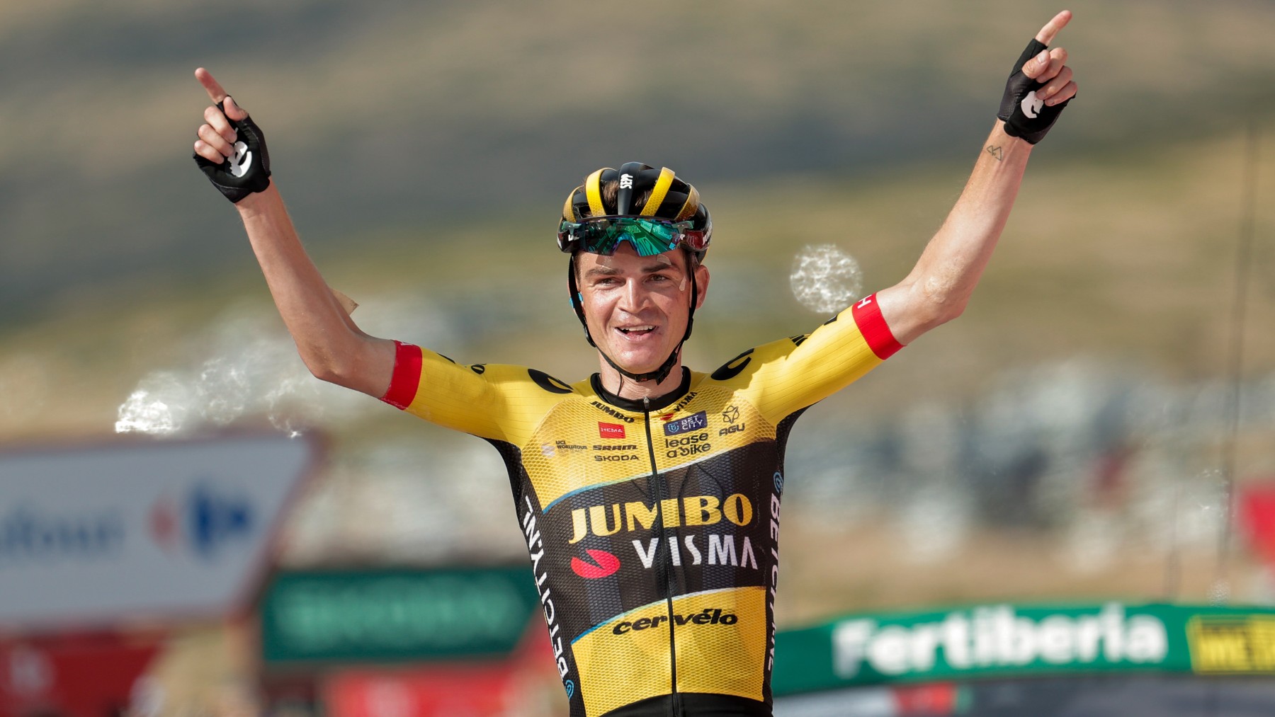 Sepp Kuss celebra su triunfo de etapa en la Vuelta. (EFE)