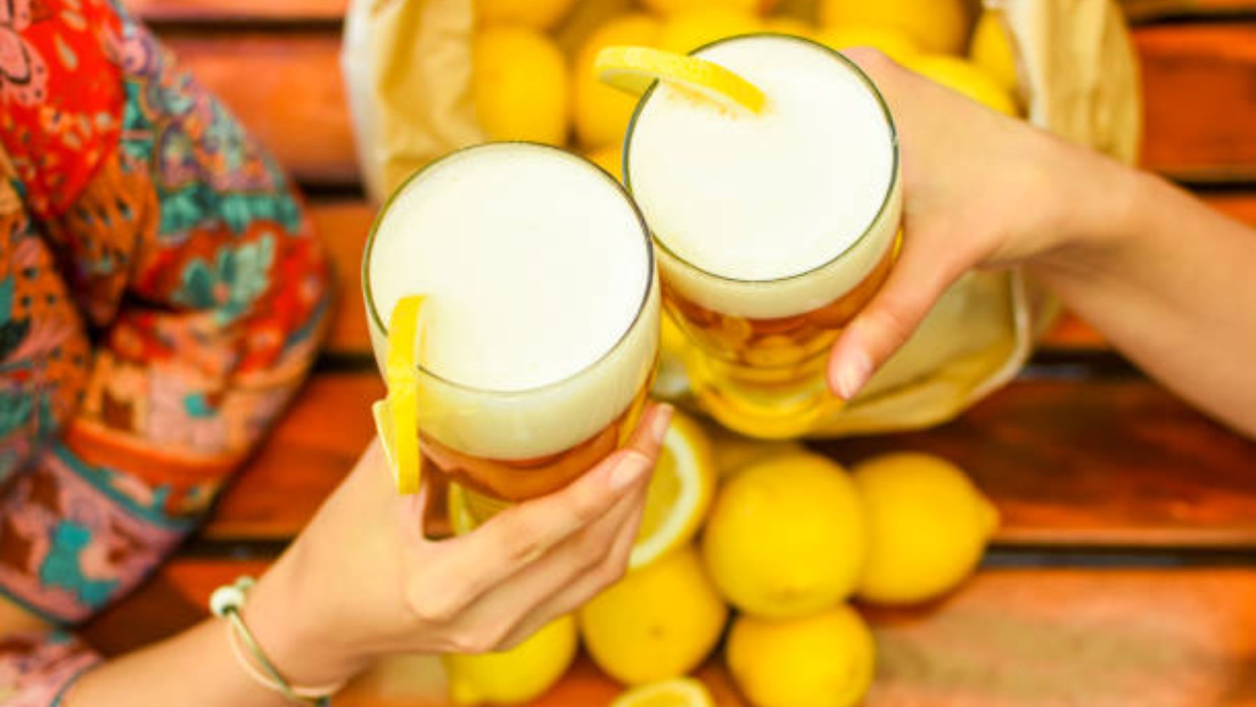 Descubre la verdad sobre la cerveza con limón según la OCU