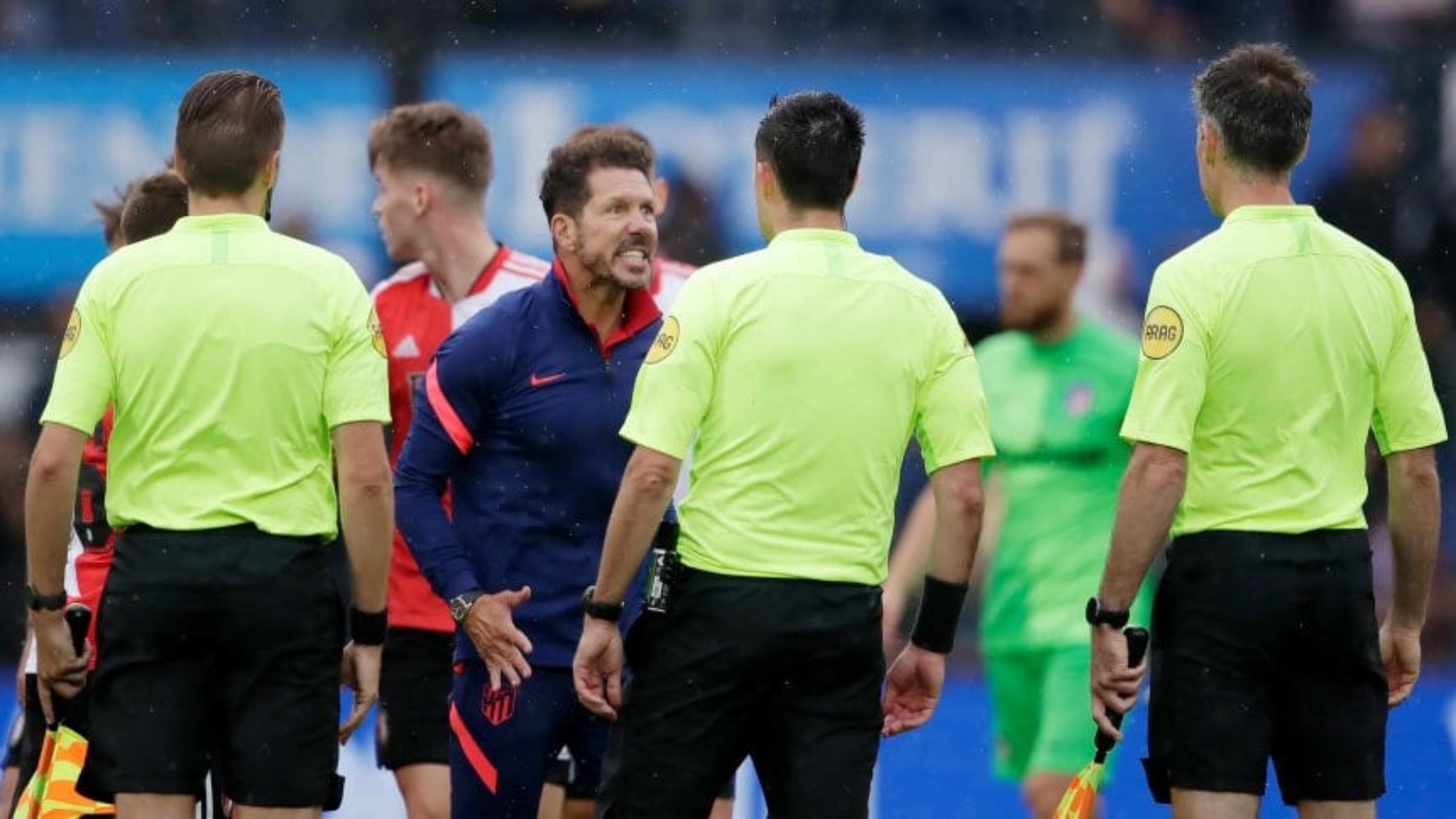 Simeone, desafiando a los árbitros tras el último Feyenoord-Atlético