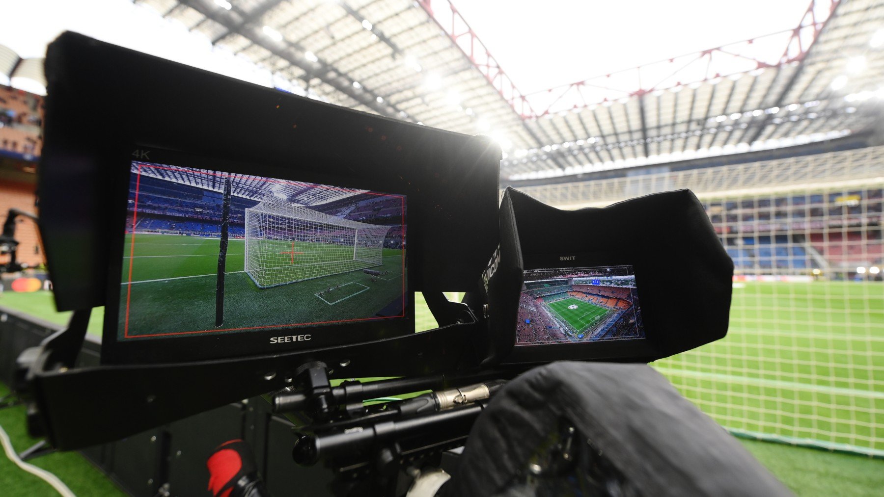 Una cámara graba un partido de la Champions League en San Siro. (Getty)