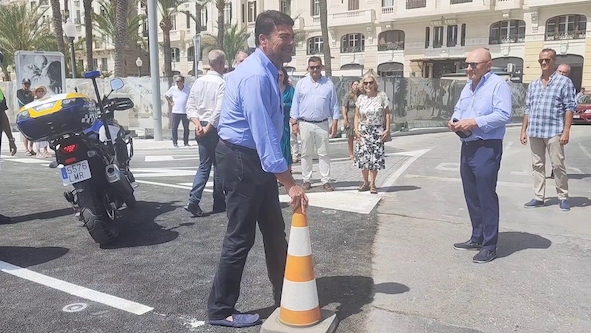 El alcalde de Alicante Luis Barcala retira simbólicamente el último cono antes de abrir el frente litoral de la ciudad al tráfico.