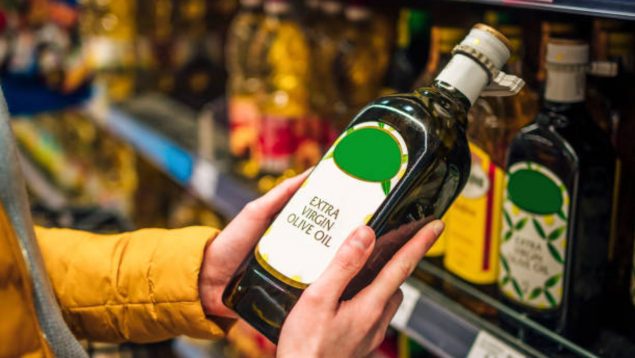 Un español, a cuadros con el precio en Irlanda del litro de aceite