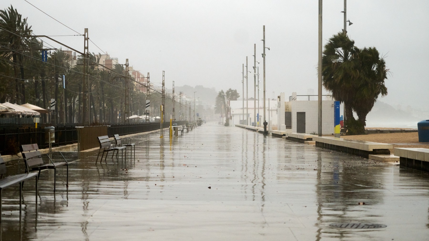 Vista del paseo marítimo de Badalona afectado por las lluvias (Foto: Europa Press)
