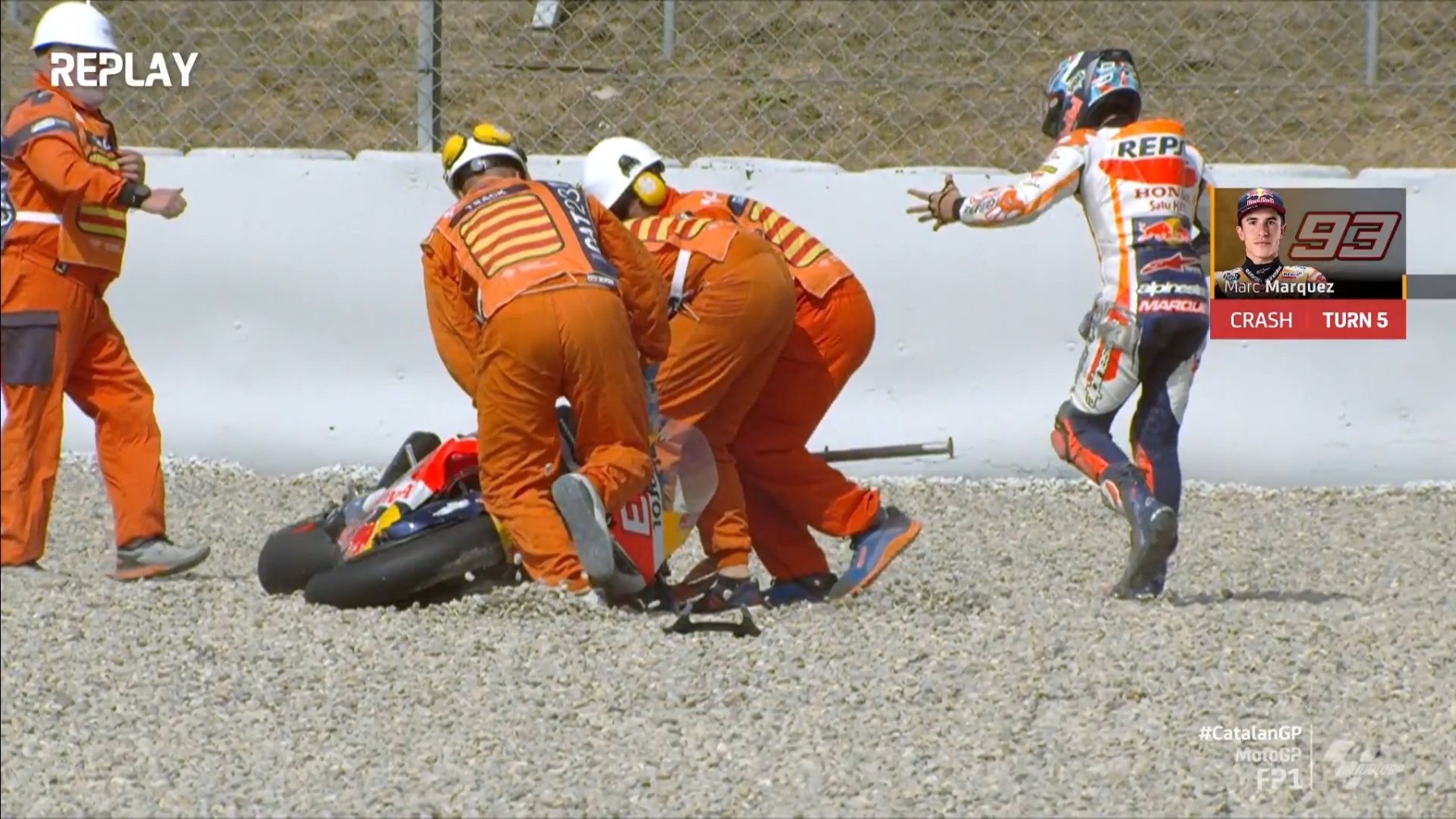 Marc Márquez, tras sufrir una nueva caída en el GP de Cataluña de MotoGP. (Captura de pantalla)