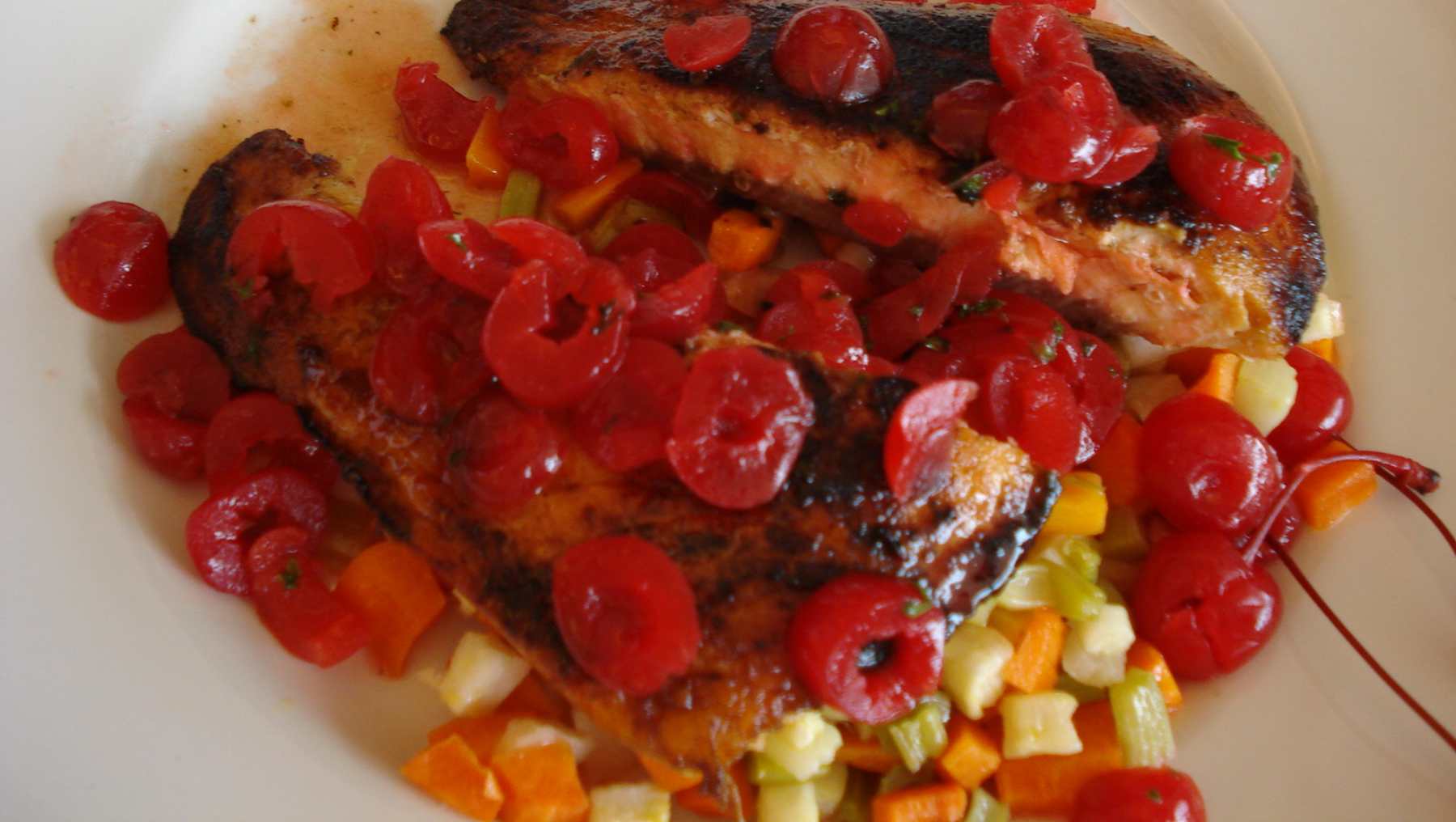 Salmón horneado con salsa de cerezas