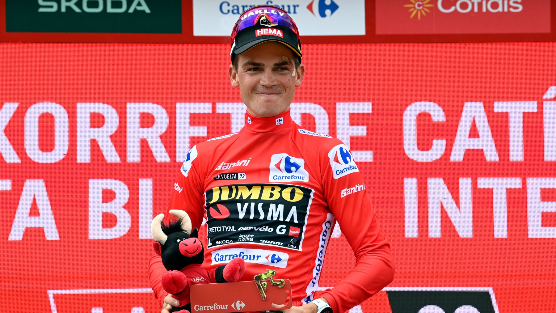 Sepp Kuss, en el podio como nuevo líder de la Vuelta. (AFP)