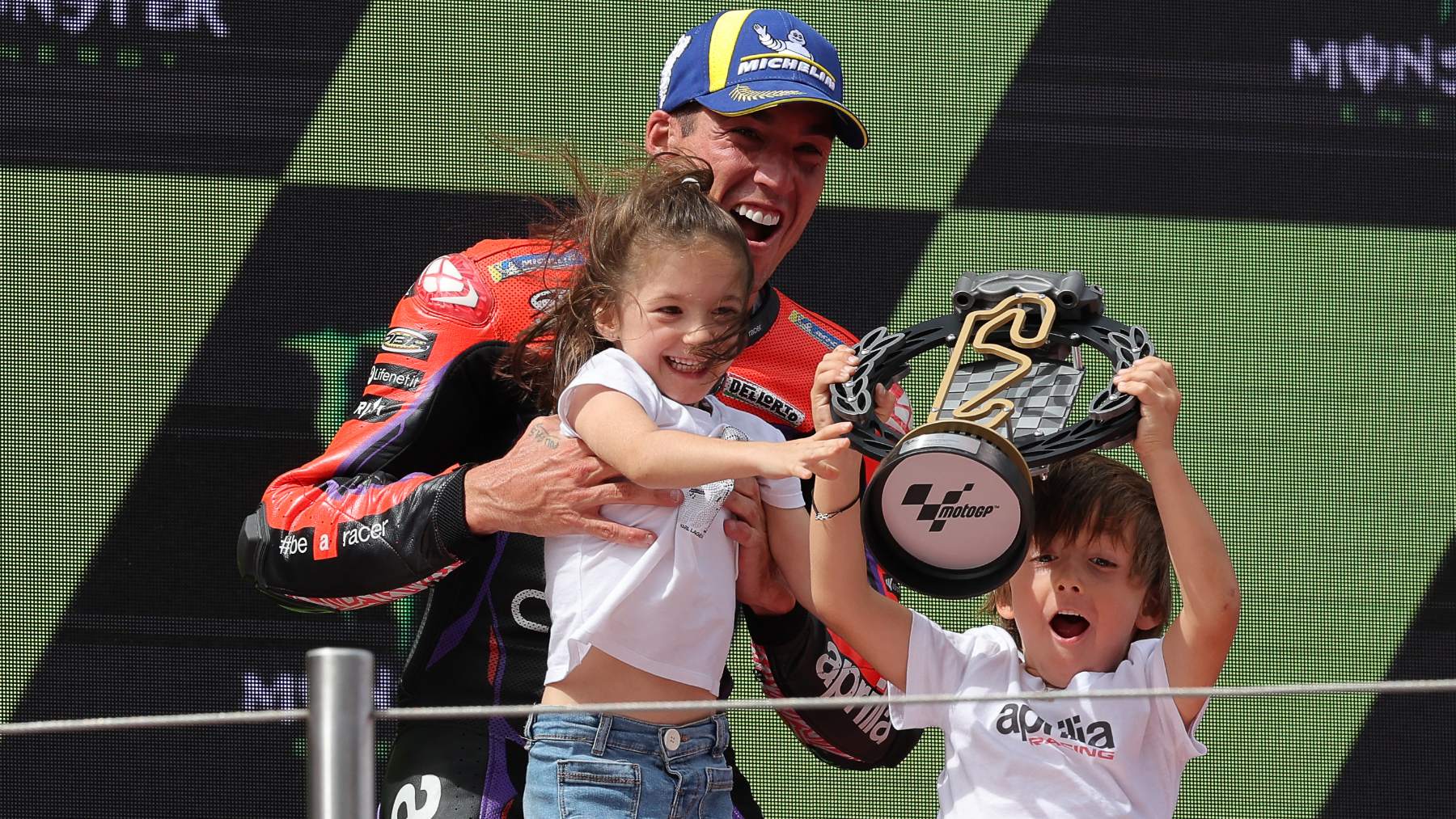 Aleix Espargaró, junto a sus hijos en el podio del GP de Cataluña de MotoGP. (AFP)