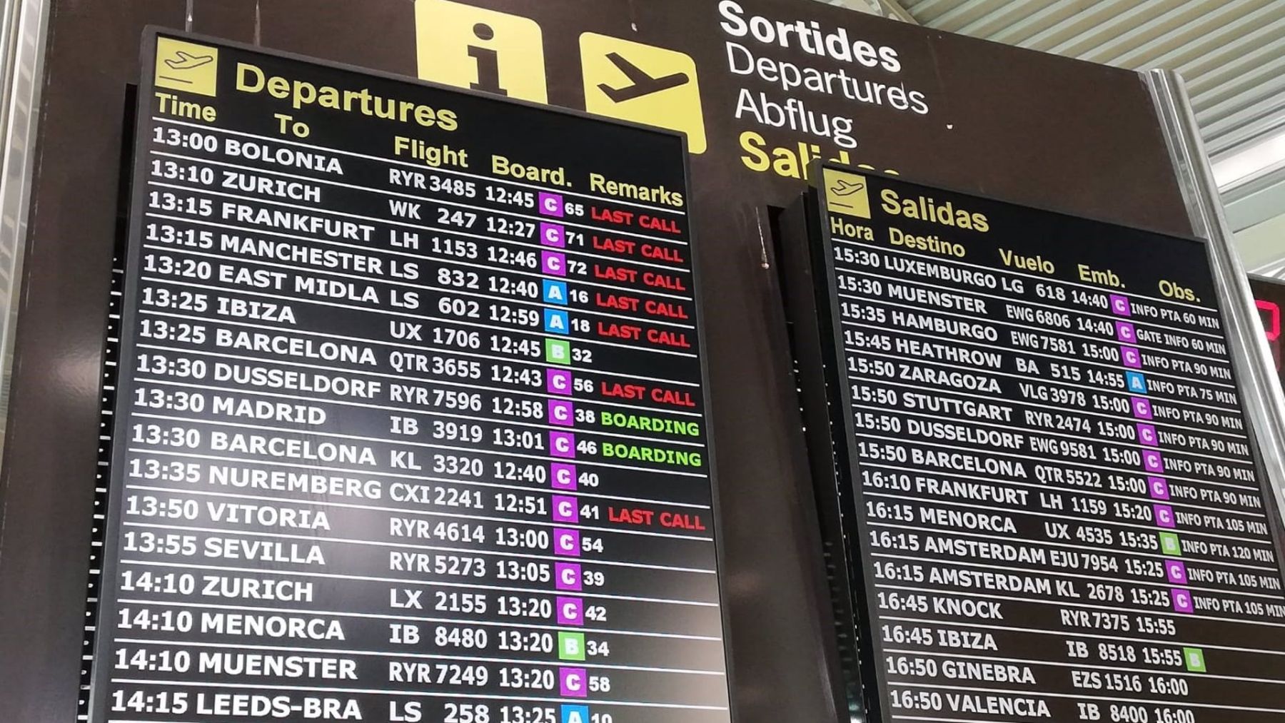 Pantallas con información sobre vuelos en el aeropuerto de Palma.
