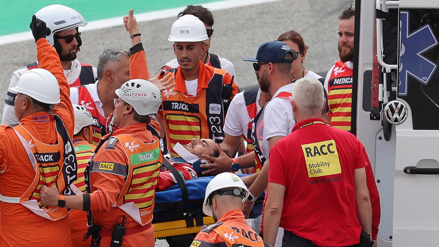 Pecco Bagnaia trasladado al centro médico tras el accidente en Montmeló. (AFP)