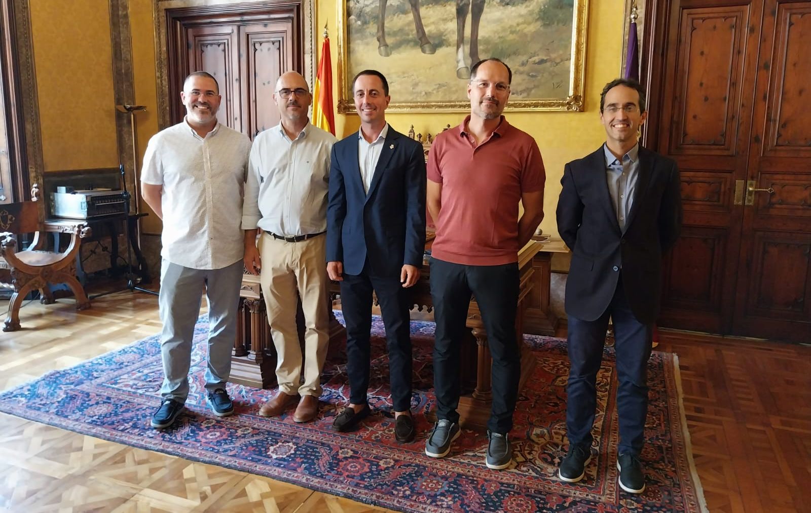 El presidente del Consell de Mallorca, Llorenç Galmés, junto con el consejero de Bienestar Social, Guillermo Sánchez y los representantes de EAPN-Illes Balears