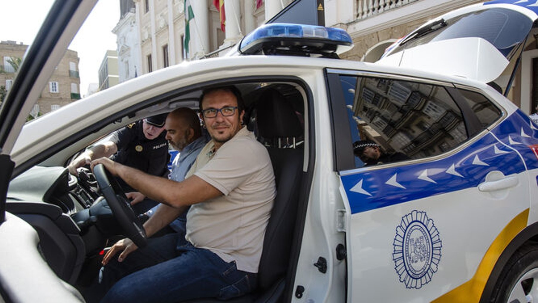 Kichi ‘estrenando’ en 2019 uno de los patrulleros de la Policía Local de Cádiz (LOURDES DE VICENTE).