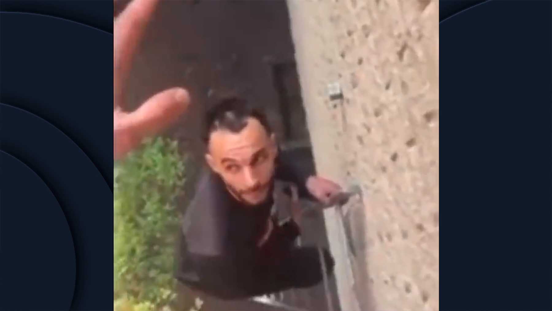 El agresor subió a la vivienda con una escalera portátil