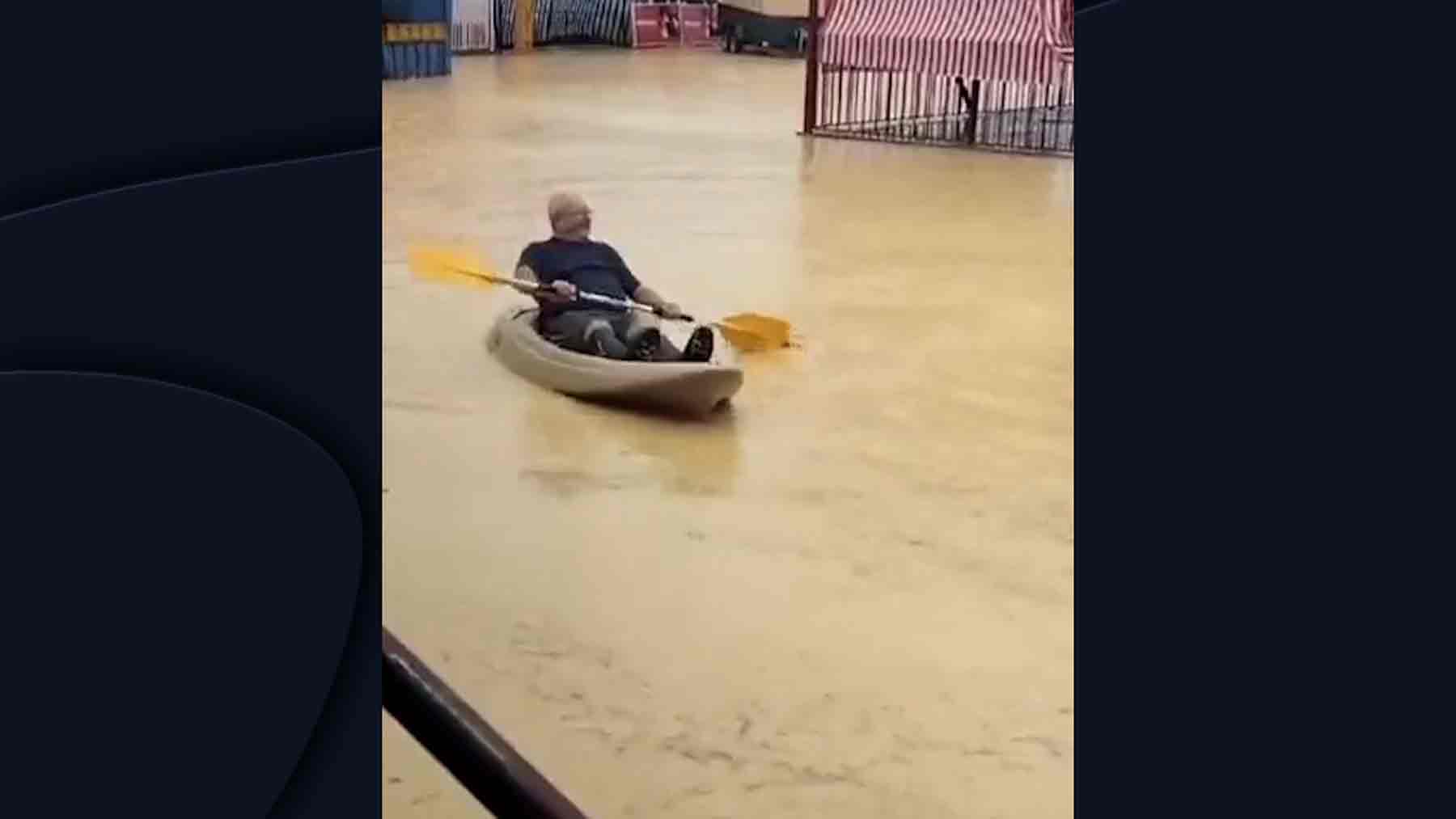 Un hombre navegando en la feria de Guillena