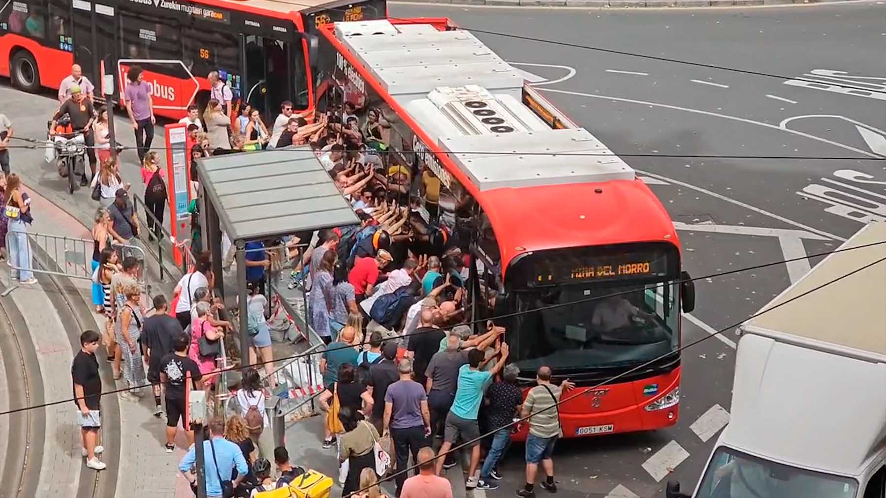 Autobús de Bilbao donde se quedó atrapado el hombre