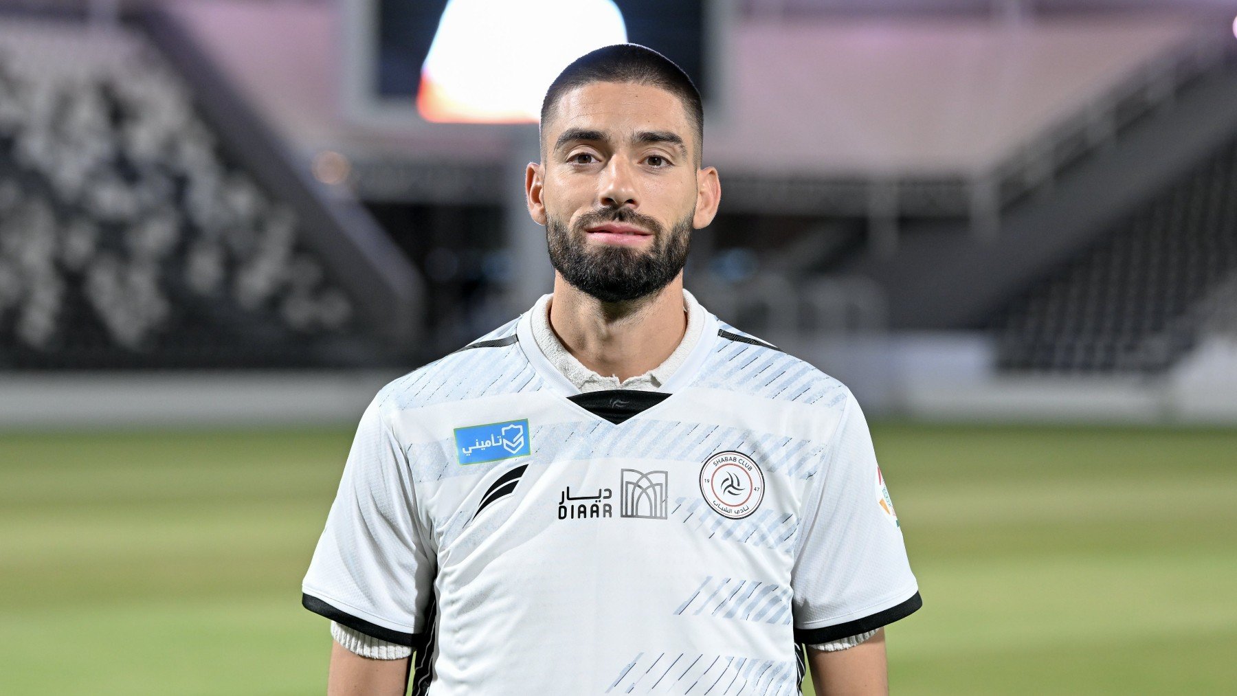 Yannick Carrasco posa como nuevo jugador del Al Shabab. (Al Shabab)