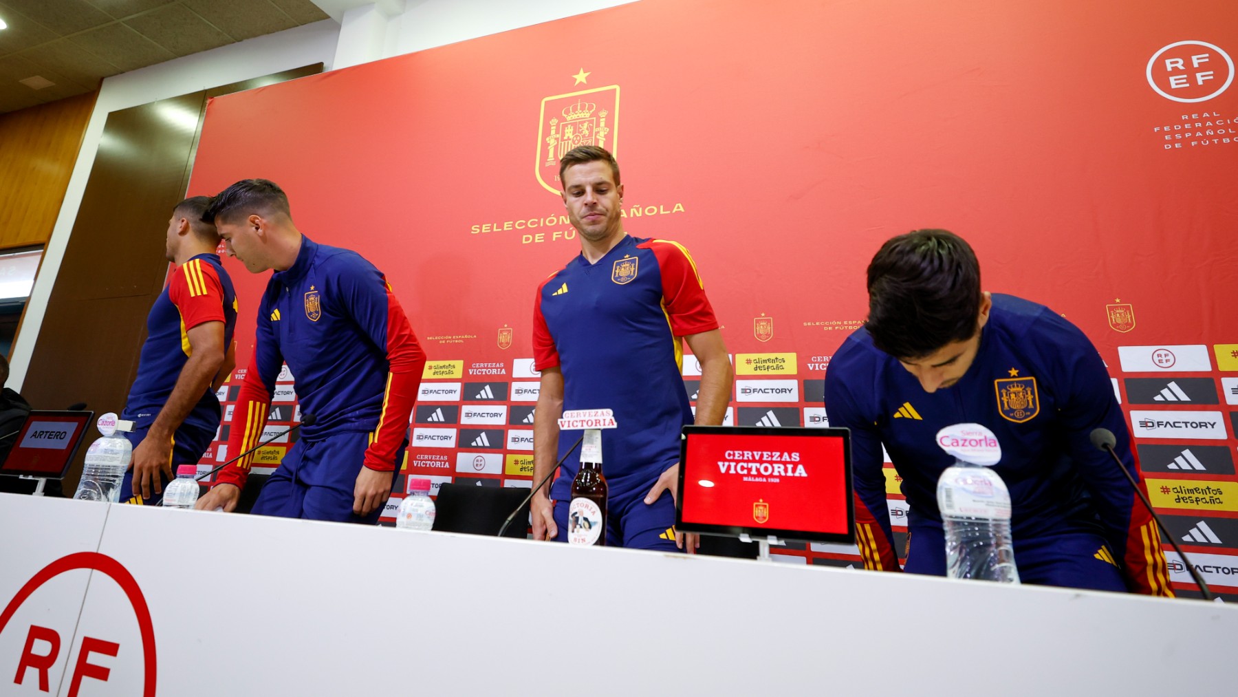 Los capitanes de la selección española antes de leer el comunicado. (EFE)