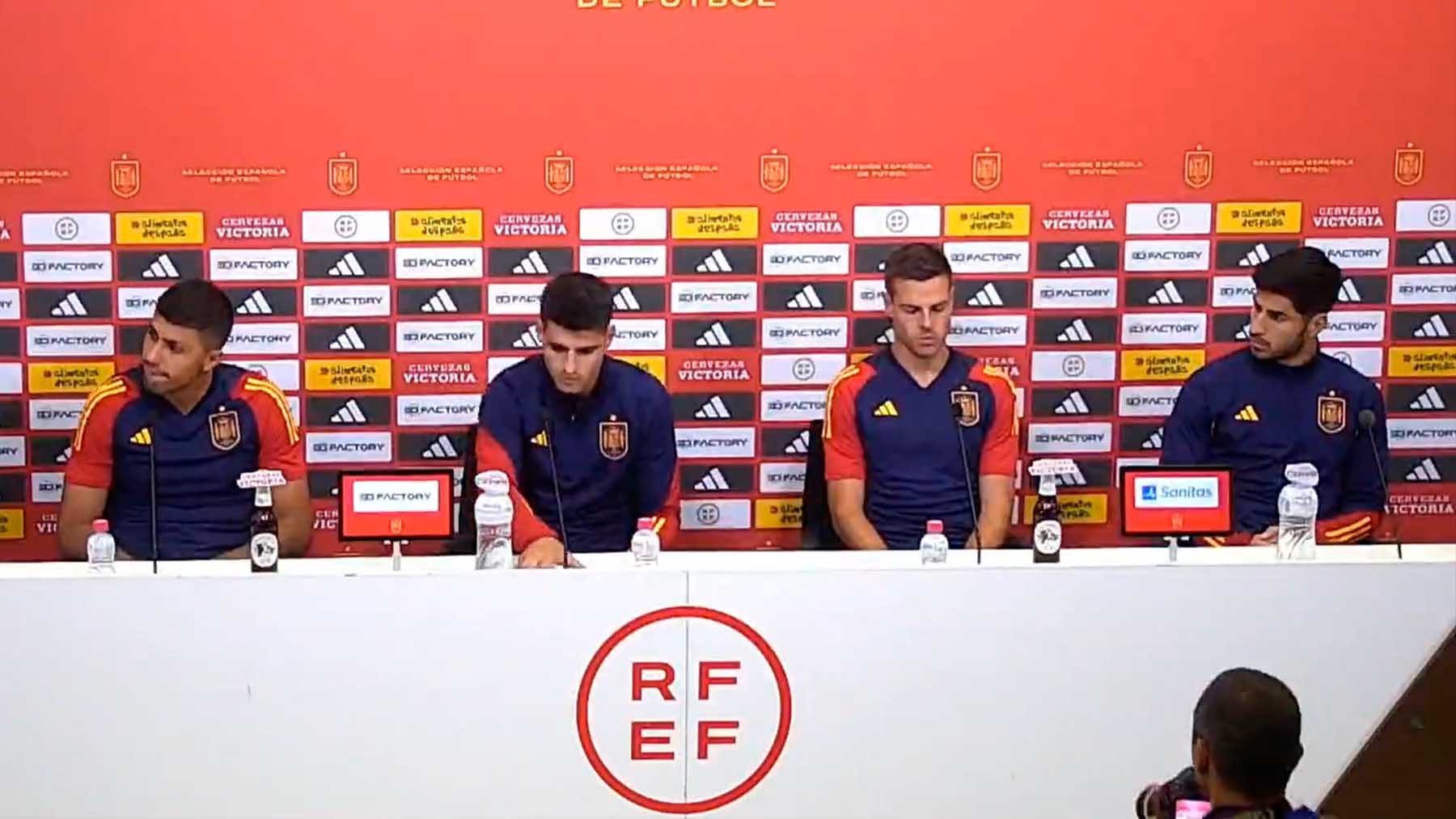 Los capitanes de la selección española leen un comunicado.