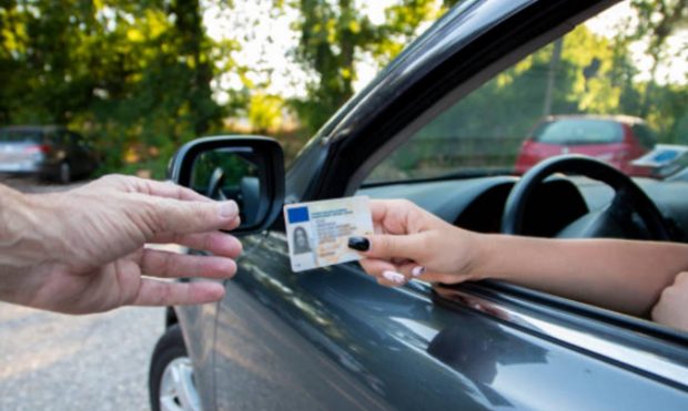 El carnet de conducir eterno. La DGT pone unos requisitos fáciles para poder subirte siempre al coche