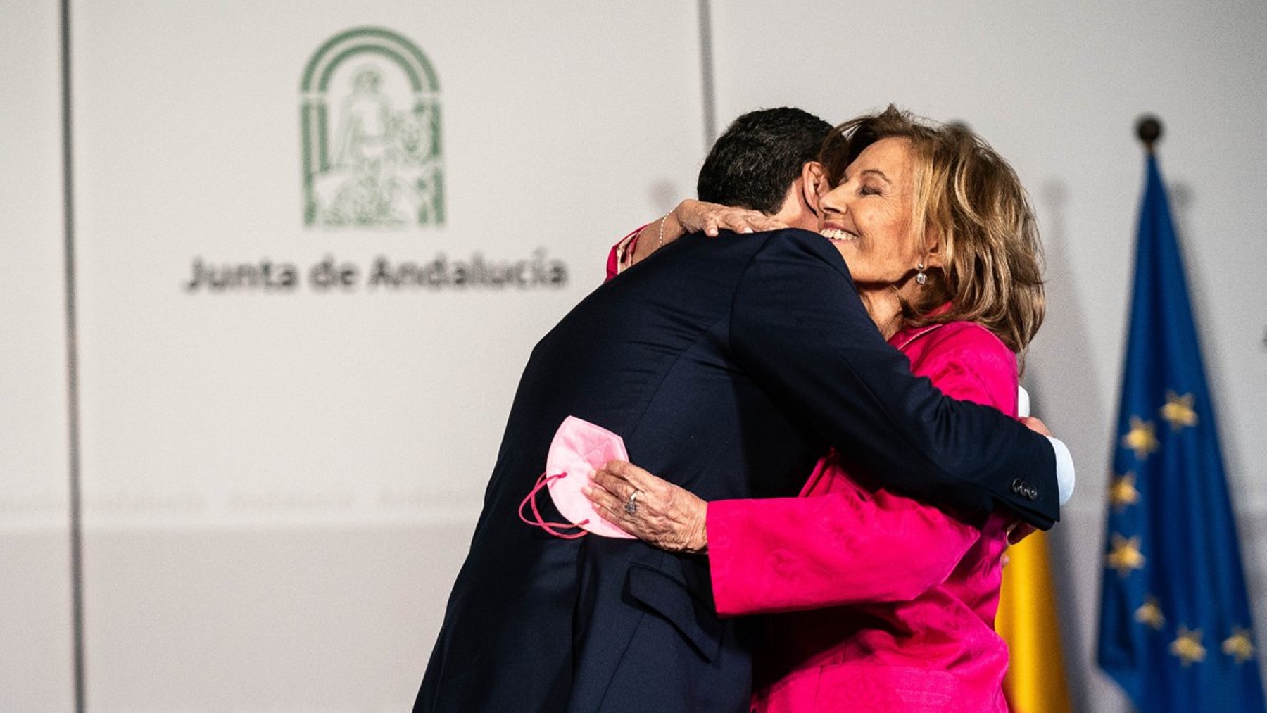 Juanma Moreno y María Teresa Campos en la entrega de los XXXVI Premios Andalucía de Periodismo (EUROPA PRESS).