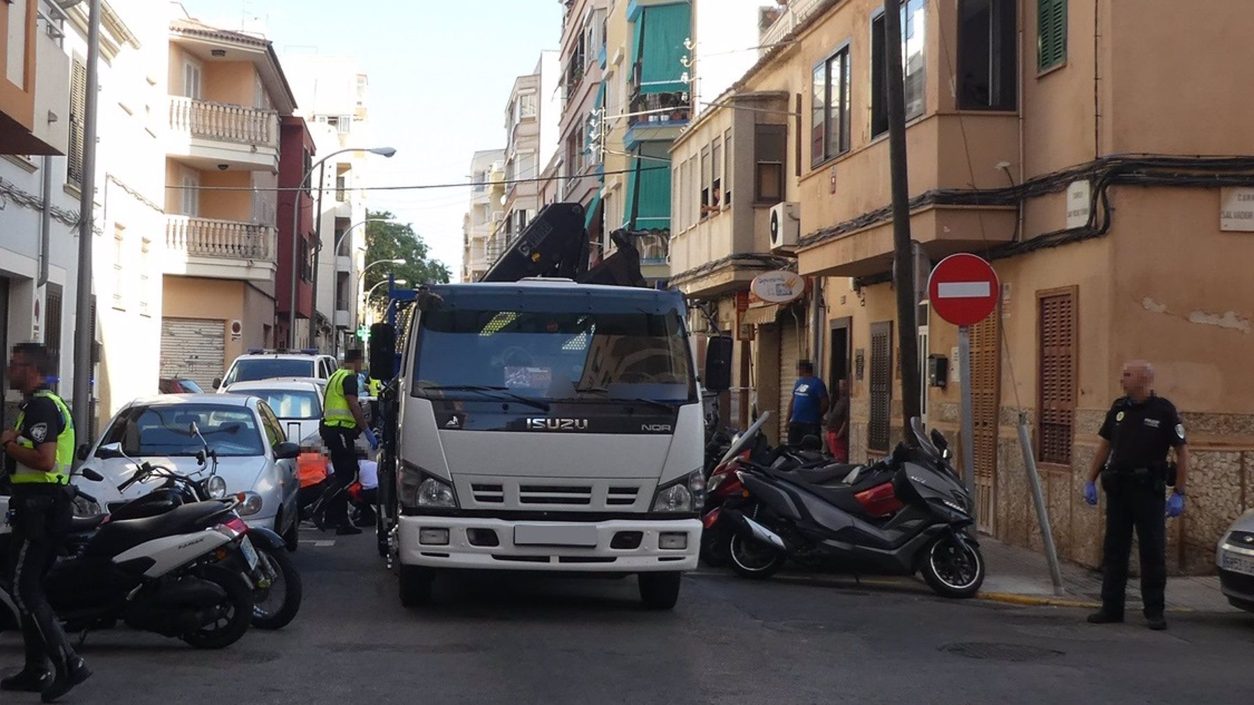 Agentes de la Policía Local junto al vehículo causante del atropello.