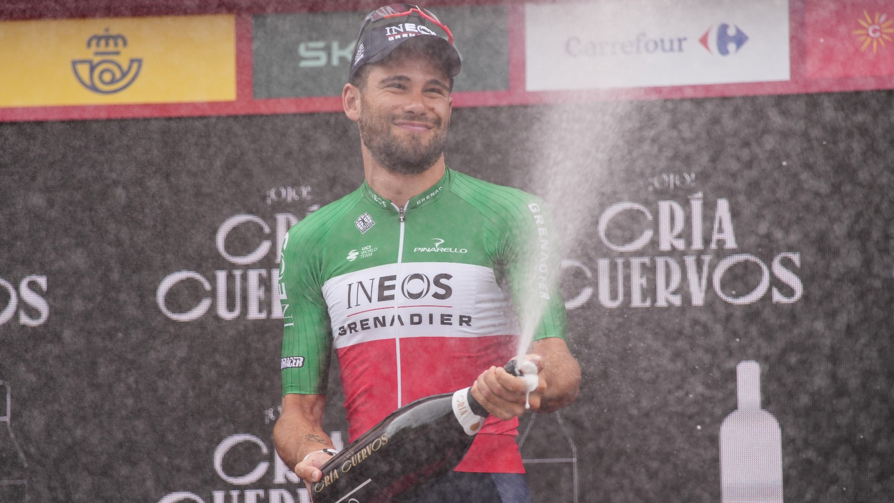 Filippo Ganna celebra su victoria en la Vuelta. (AFP)