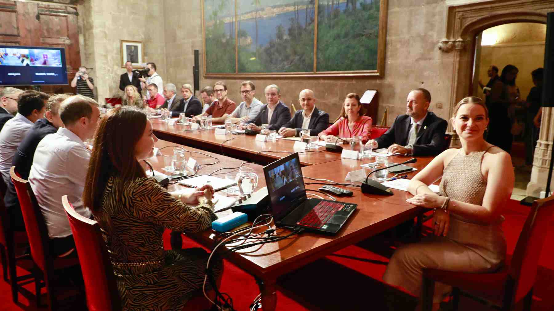 La presidenta Marga Prohens, con representantes del sector de la vivienda en Baleares.