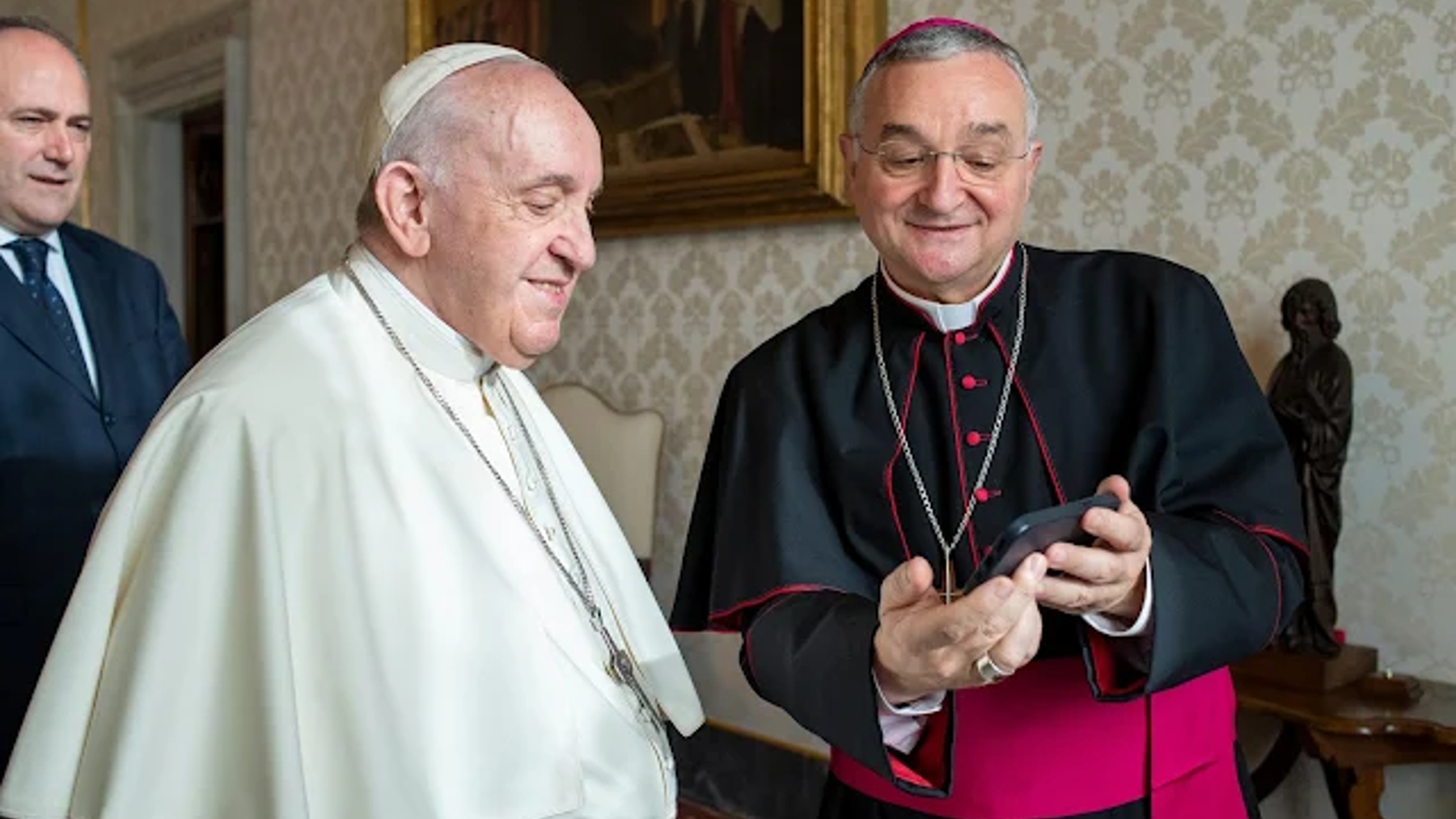 El obispo de Almería junto al papa Francisco (VATICAN MEDIA).