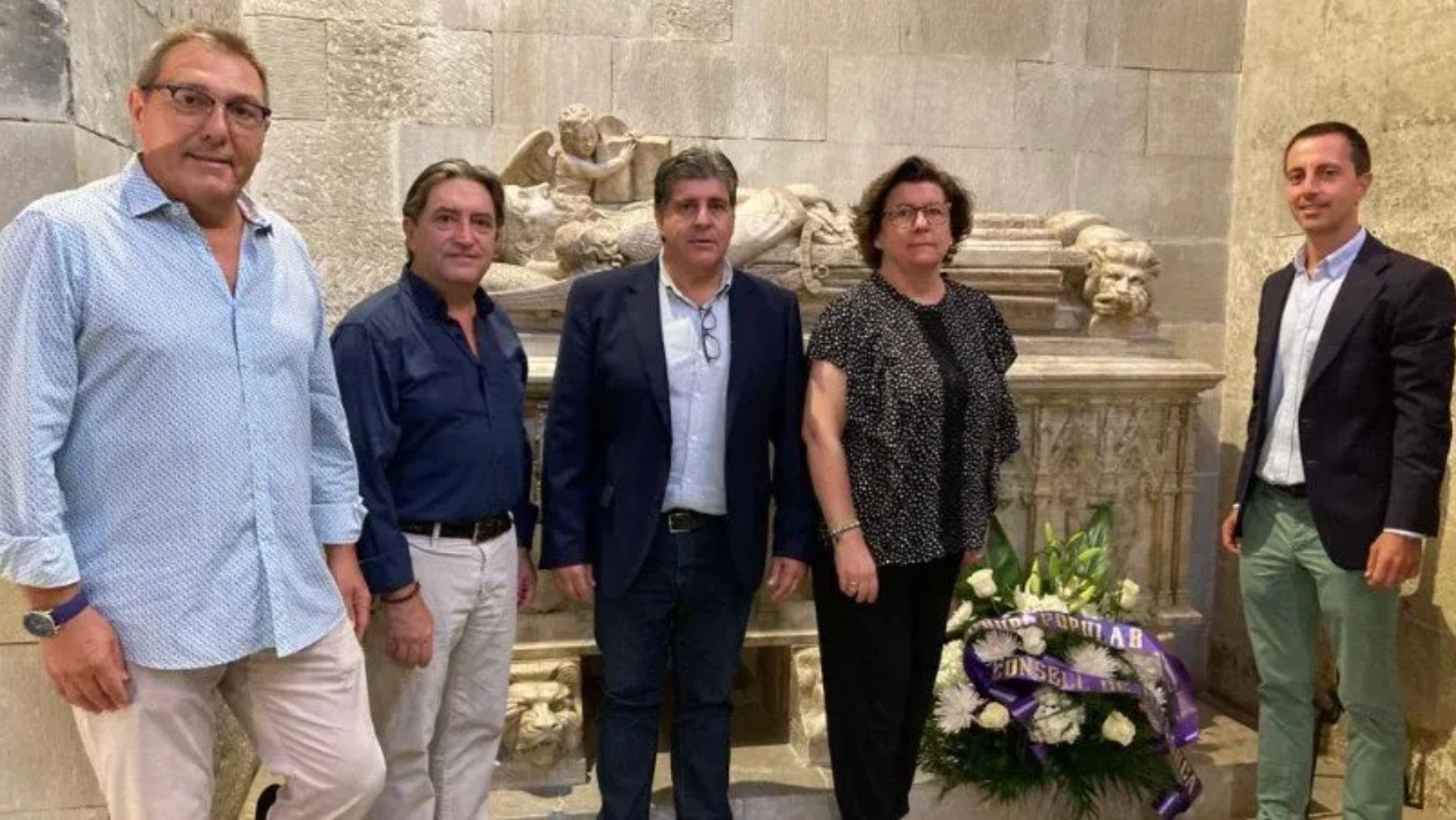 Llorenç Galmés (derecha) y otros representantes del PP en la ofrenda floral al rei Jaume II celebrada el año 2022.