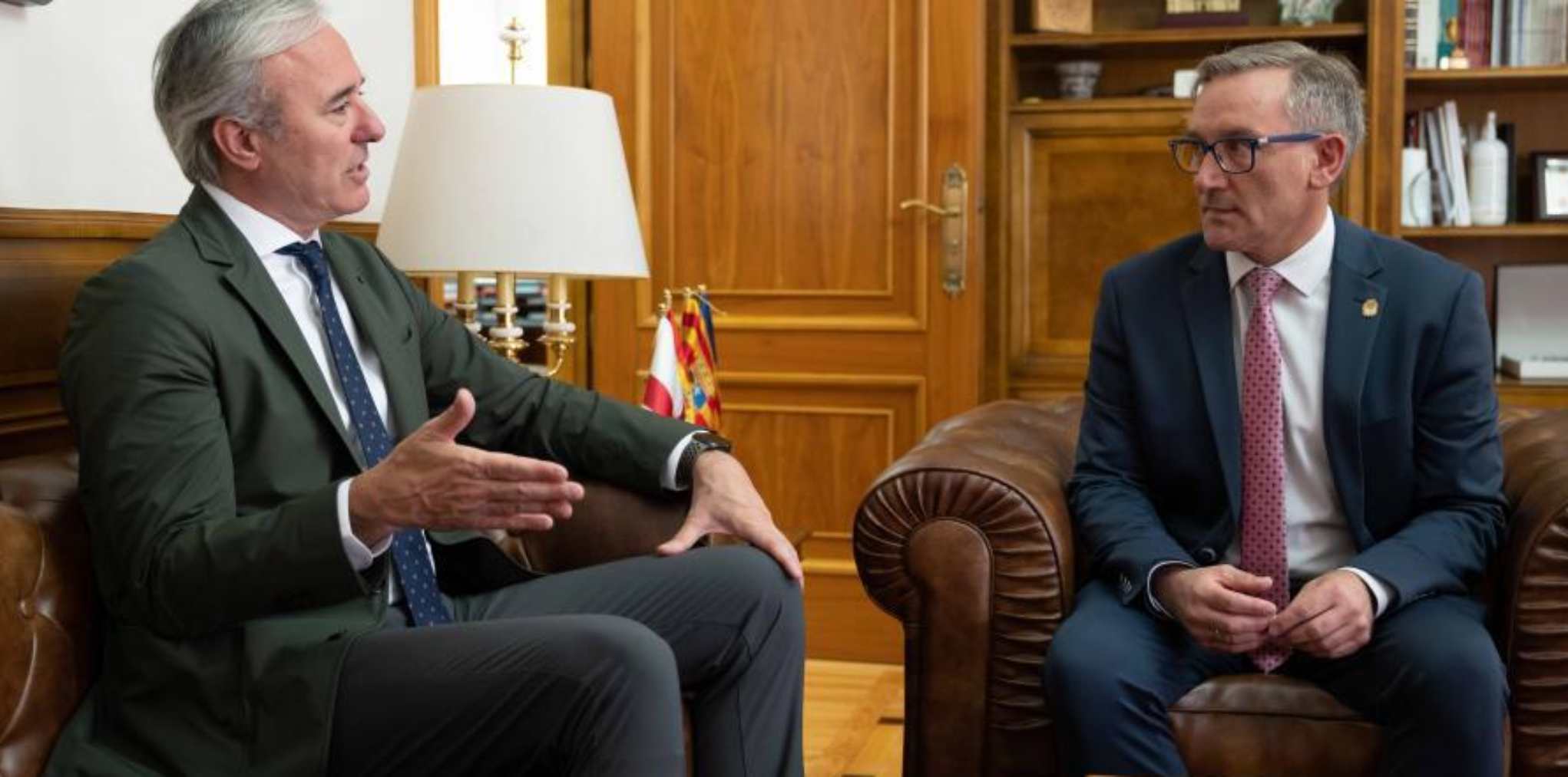 El presidente de Aragón, Jorge Azcón, junto al presidente de la Diputación Provincial de Teruel, Joaquín Yuste, hoy en su visita a Teruel.