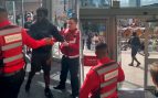 Un hombre irrumpe violentamente en un centro comercial de Manchester