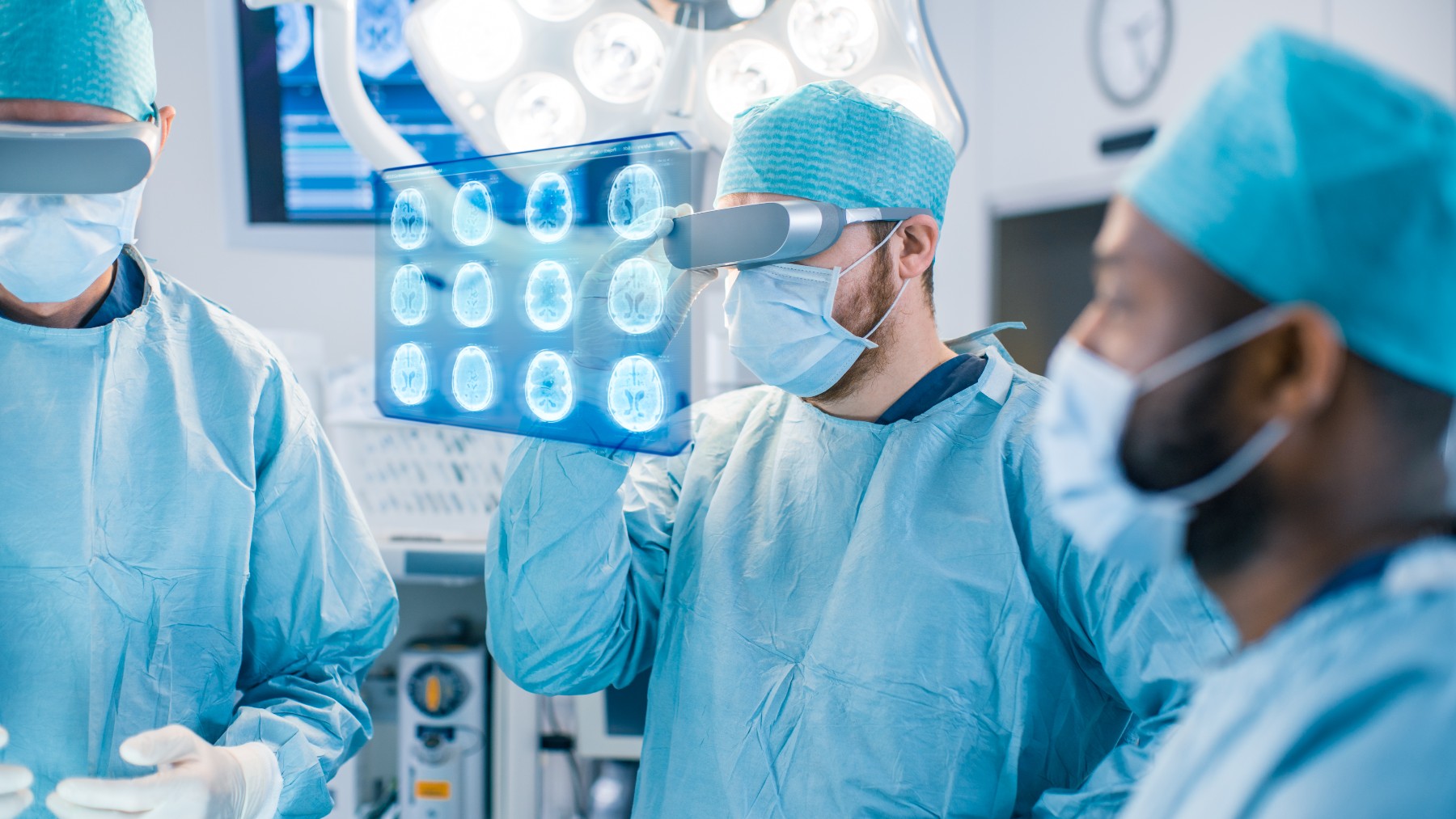 Una imagen de cirujanos utilizando gafas de realidad virtual.