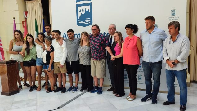 El alcalde de Málaga se vuelca con los familiares de los paddle surfistas desaparecidos hace ya 11 días