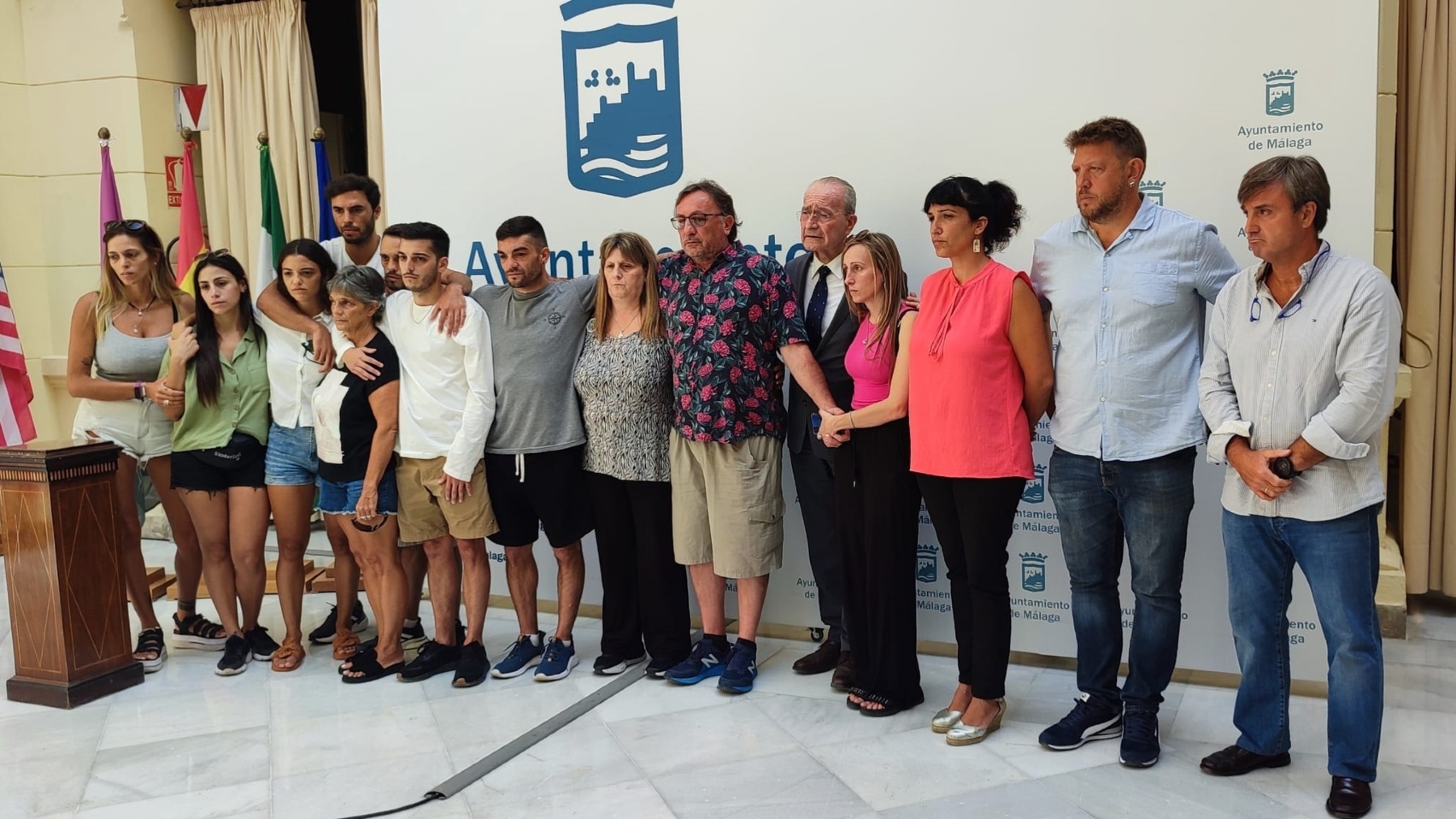 Familiares de los paddle surfistas desaparecidos, junto al alcalde de Málaga, en el Ayuntamiento (EUROPA PRESS).
