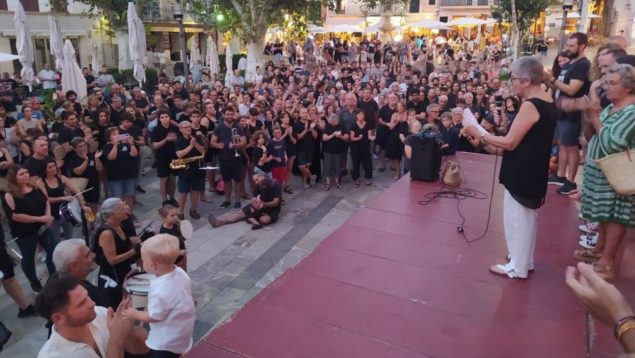 Concentración de protesta en Sóller por el derrumbe de La Defensora. (Sa Veu)