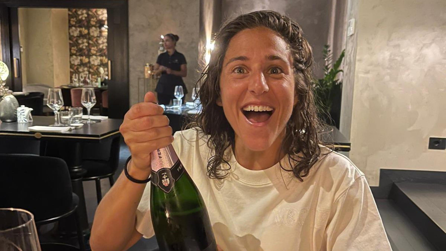 Vero Boquete celebra la destitución de Vilda con champagne.
