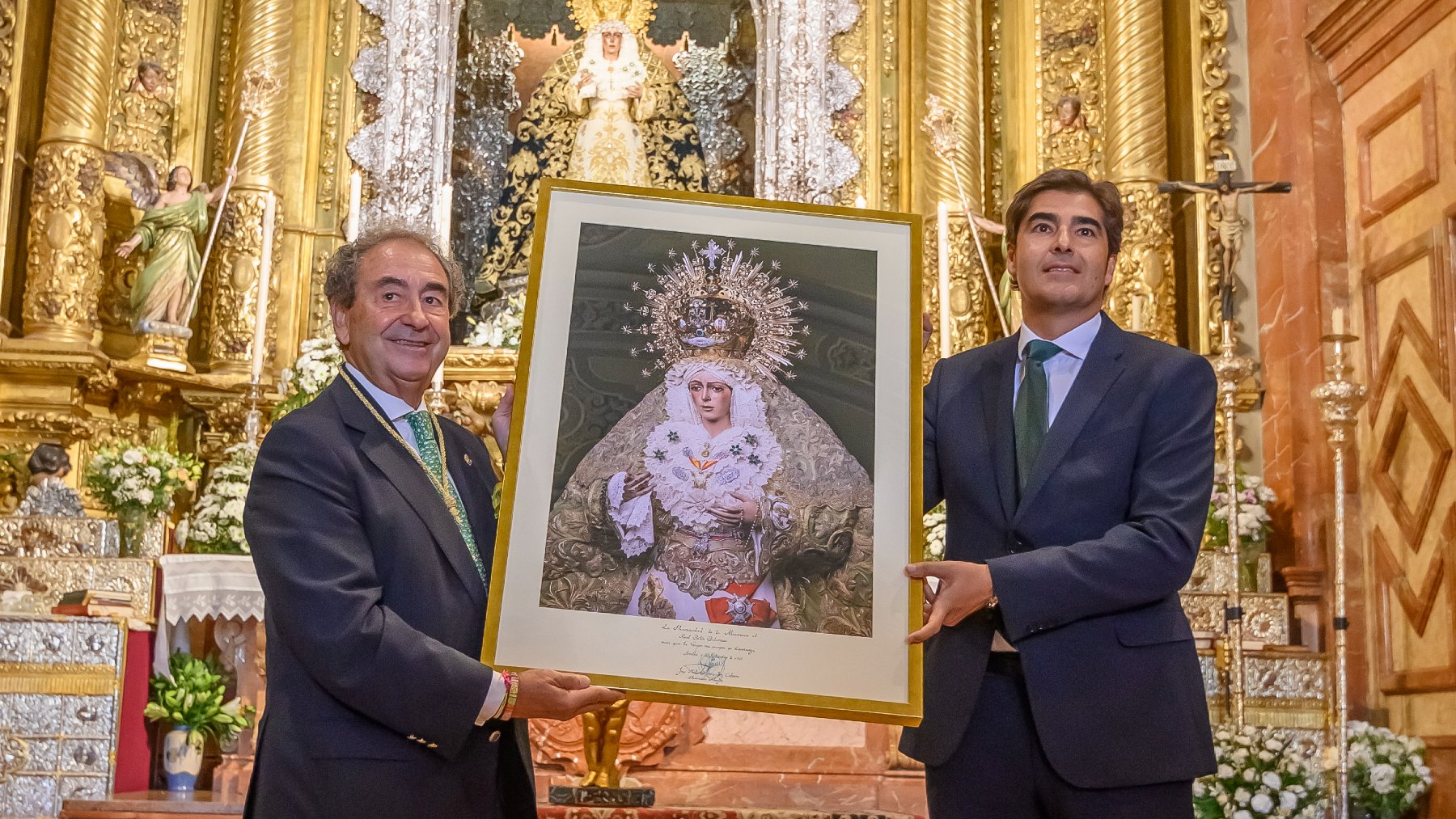 El presidente del Betis, Ángel Haro(d), con el Hermano Mayor de la Hermandad de La Macarena (EFE).