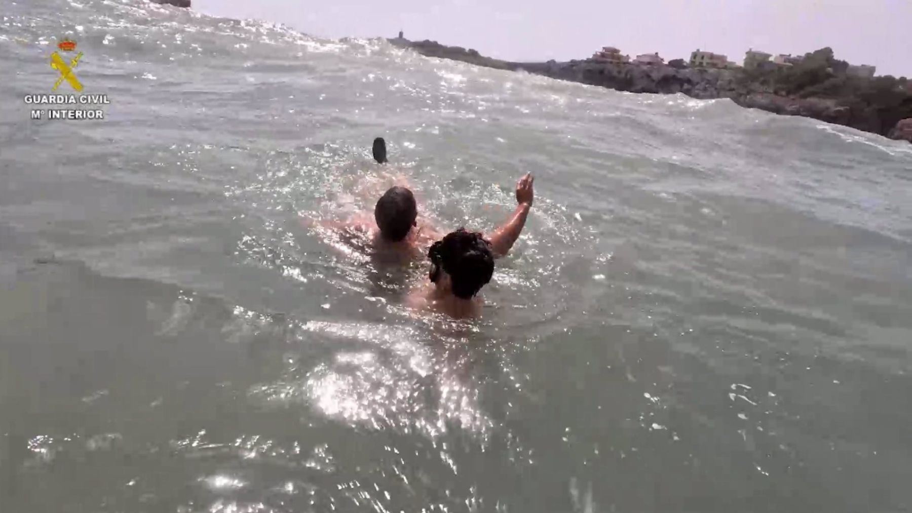 Los GEAS de la Guardia Civil rescatan a una persona que se estaba ahogando en Porto Cristo.